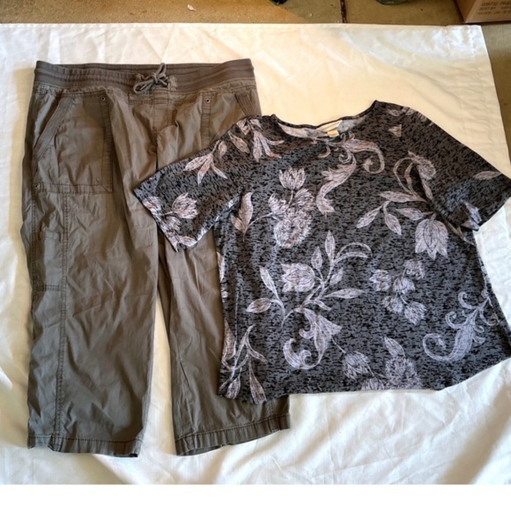 Christopher & Banks Floral Top & Cargo Crop Pants Set Womens XL Grey Olive Green